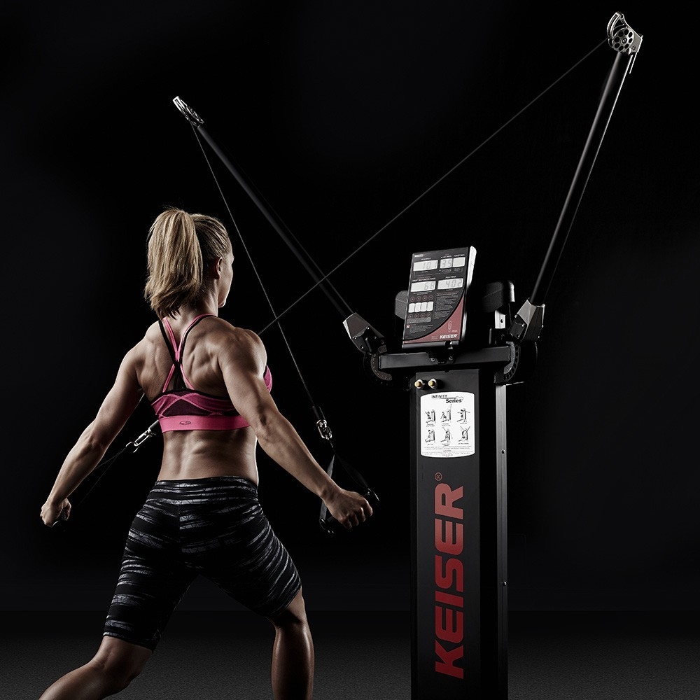 Infinity Functional Trainer Keiser sin patas ejemplo de uso