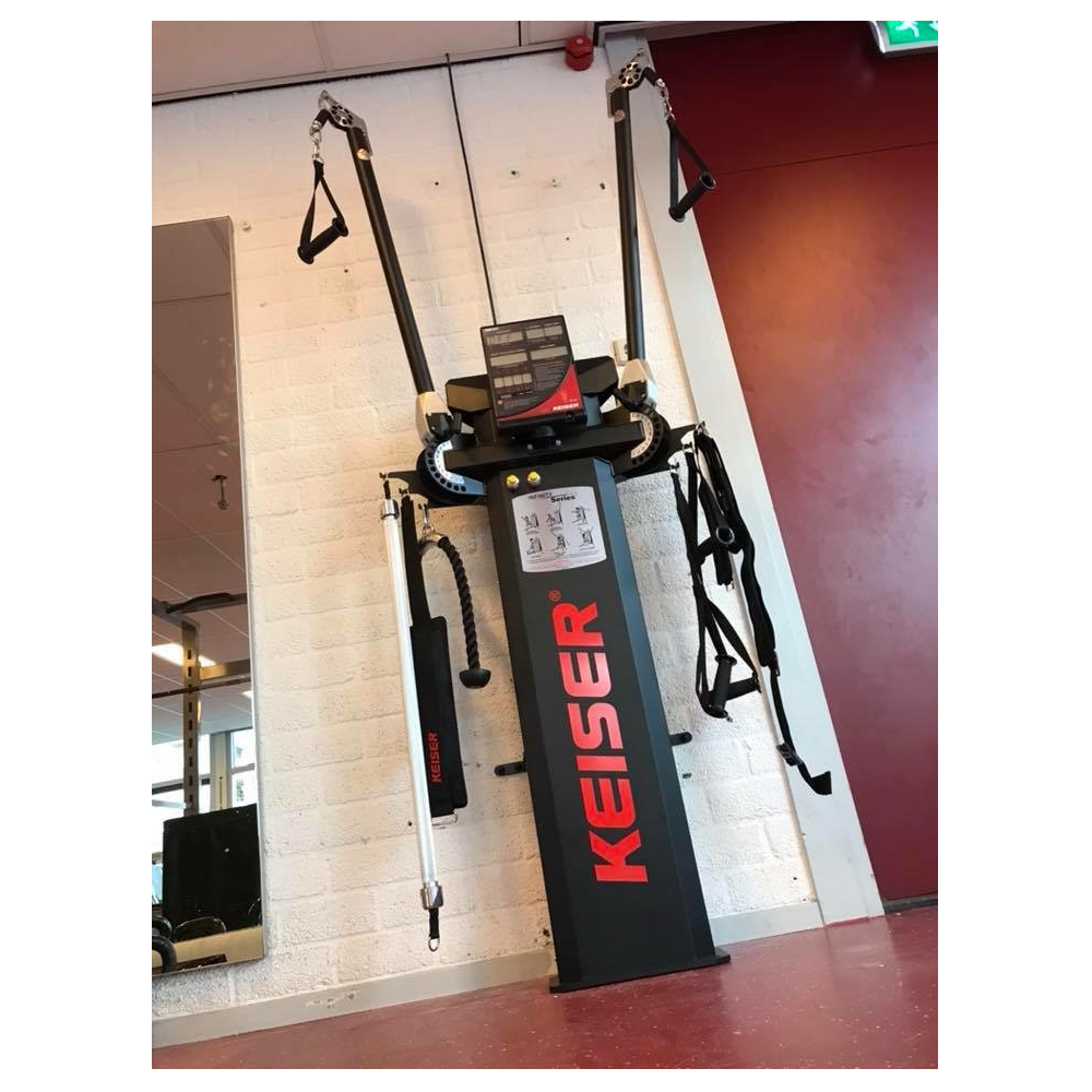 Infinity Functional Trainer Keiser sin patas anclado en la pared