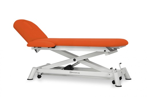 Camilla de reconocimiento eléctrica de 2 secciones con respaldo reclinable en negativo, reposabrazos planos tapizados, portarrollos, tapón facial y ruedas escamoteables. MBC