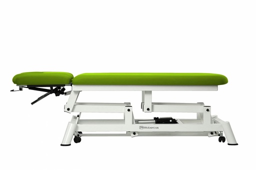Camilla eléctrica para osteopatía de 4 secciones con respaldo reclinable en negativo. Incluye reposabrazos a la altura del respaldo regulables en altura y anchura, portarrollos, tapón facial y ruedas escamoteables. Ancho 70 mm MBC