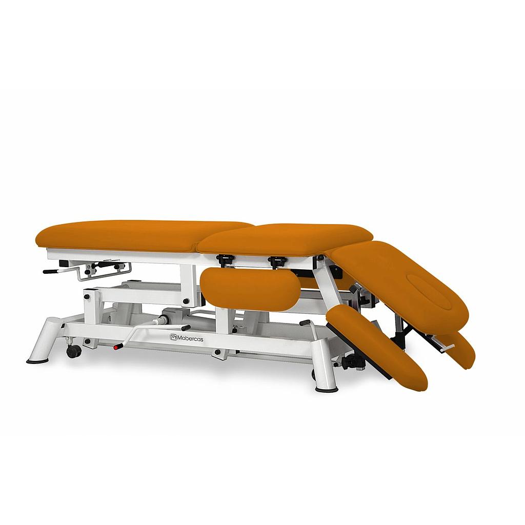 Camilla hidráulica para osteopatía de 7 secciones con respaldo reclinable en negativo. Incluye reposabrazos a la altura del respaldo regulables en altura y anchura, reposabrazos planos tapizados, portarrollos, tapón facial y ruedas escamoteables. MBC